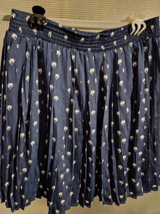 Stradivarius granatowa mini spódnica w białe palmy, rozmiar S