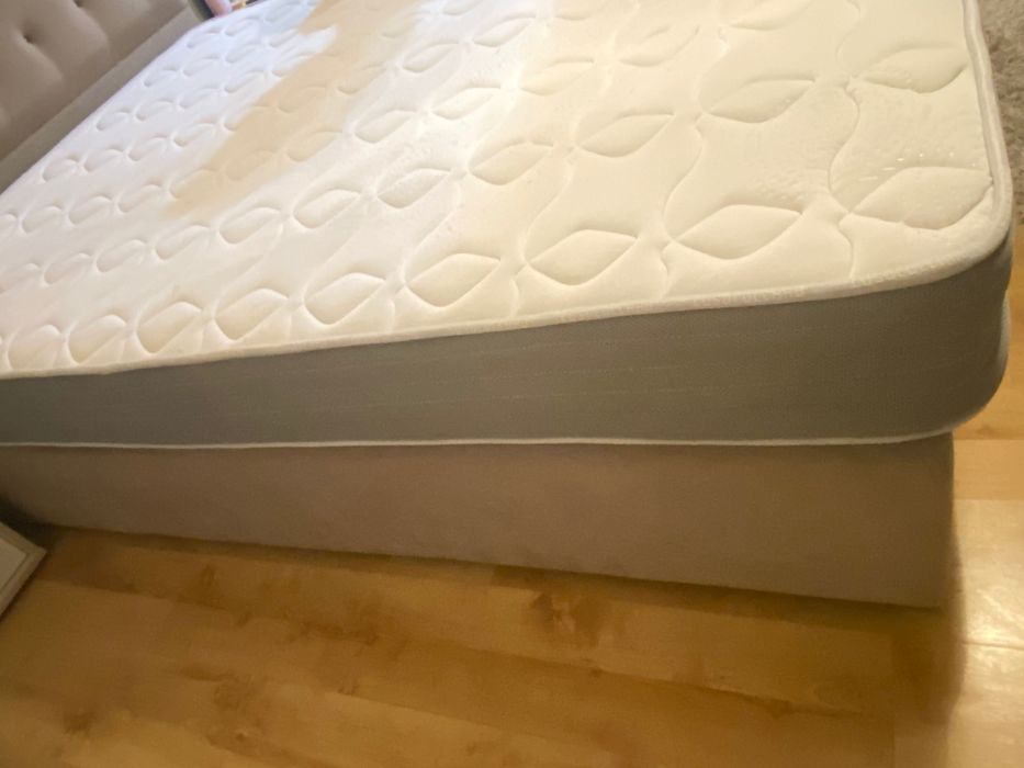 Cama grande com colchão incluído