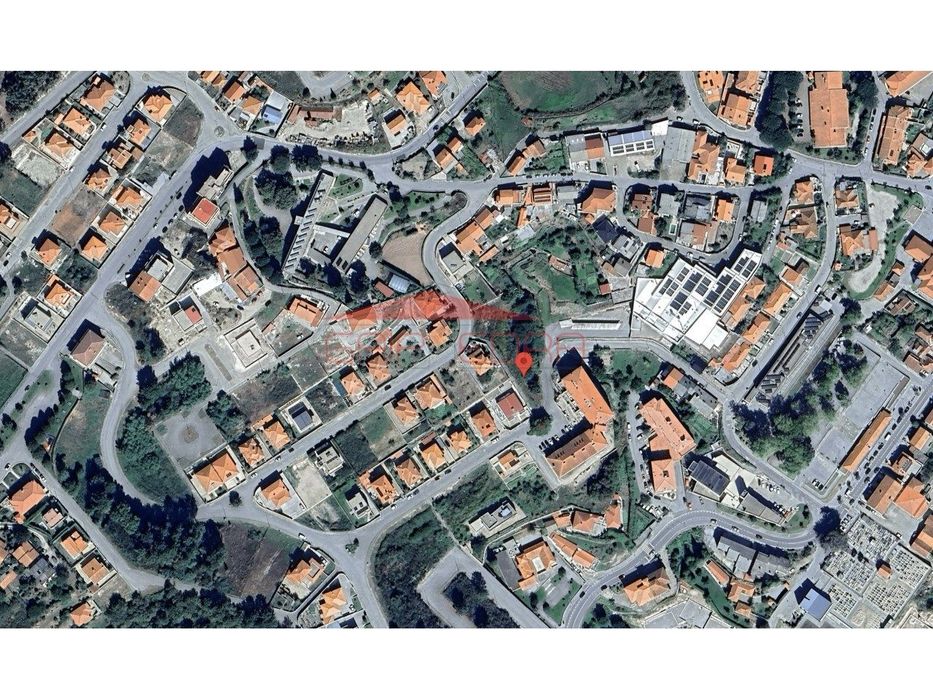 Terreno de 1650m² com acesso pavimentado construção 6 apartamentos