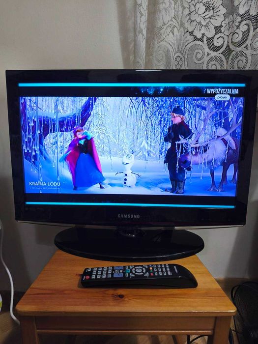 Telewizor z pilotem.