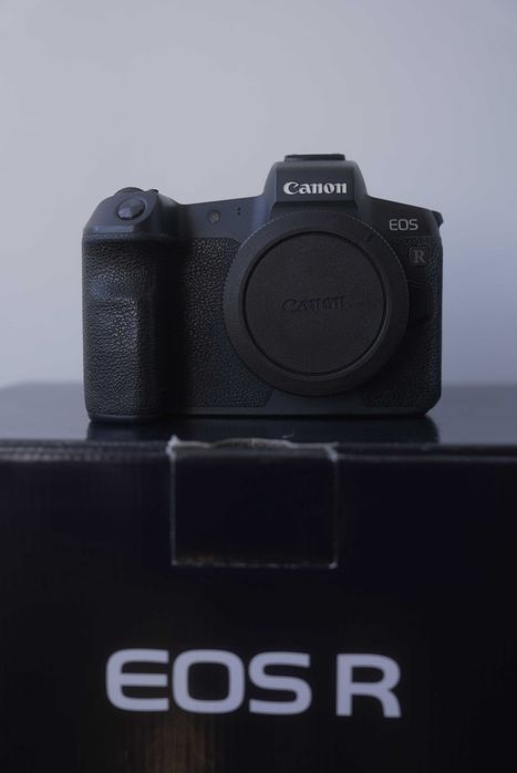 Бездзеркальний фотоапарат Canon EOS R
