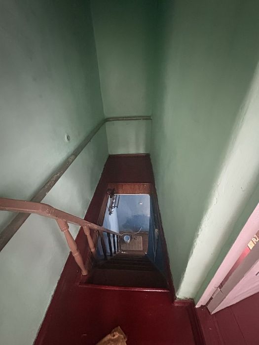 Продам 1/2 будинку та 5сот.земельна ділянка .