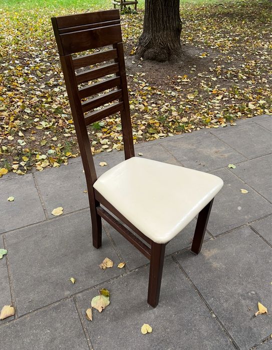 Stół PRL i 4 krzesla z eko skórą kremową