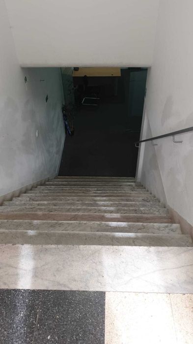 Escritório para alugar com gabinete fechado 350€/mês.
