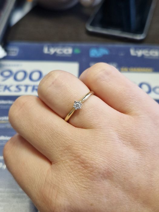 Złoty pierścionek z diamentem 375p