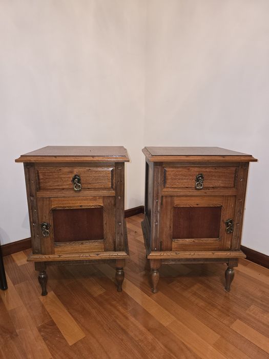 Cama, mesa de cabeceira e cômoda