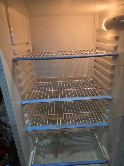 продам холодильник двокамерний бу