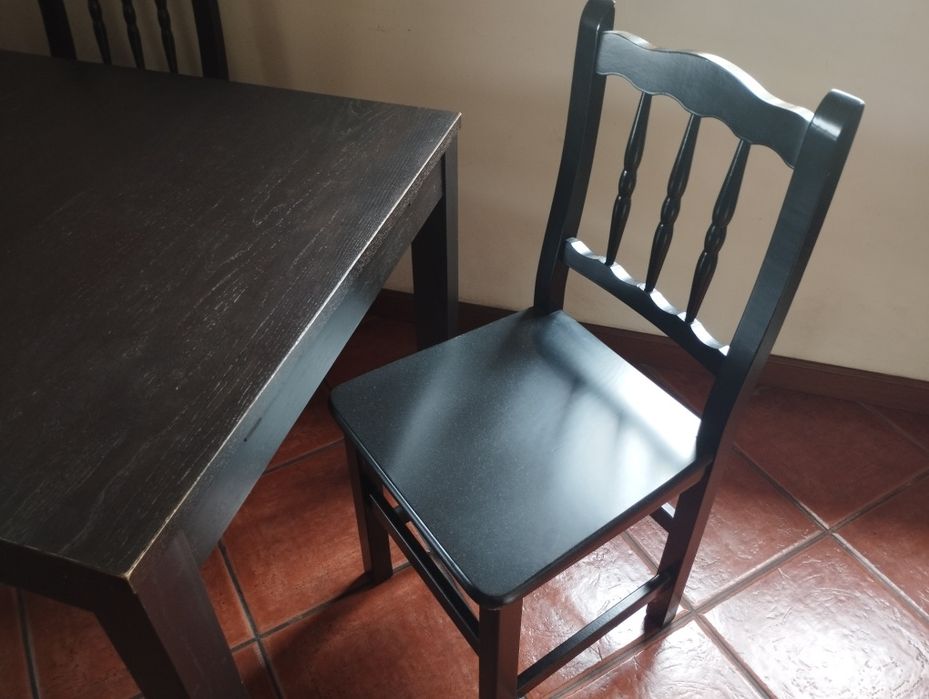 Table and 4 chairs, black color.64738623629187121