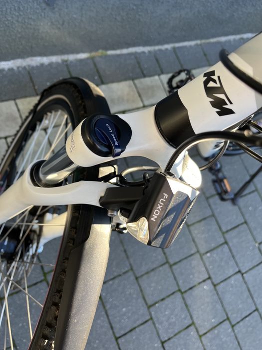 KTM AVENZA Cross Street