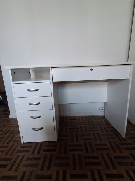 Conjunto de quarto IKEA (cama, guarda roupa, banquinha, mesa de estudo