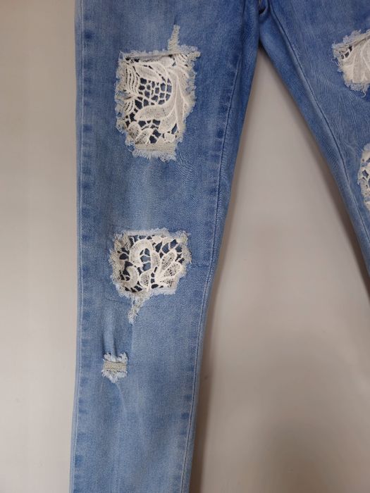 Spodnie jeans przetarcia koronka