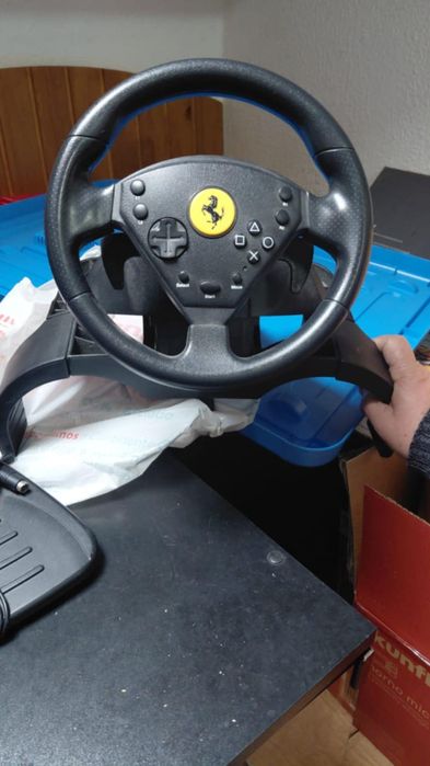 Volante e pedais Ferrari para PC, PS4 e PS5