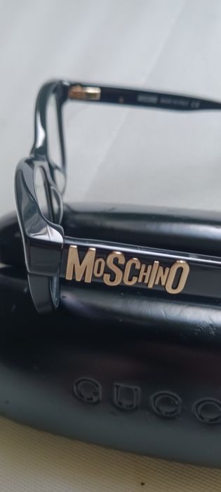 Óculos  Moschino sem uso sem riscos sempre guardados !