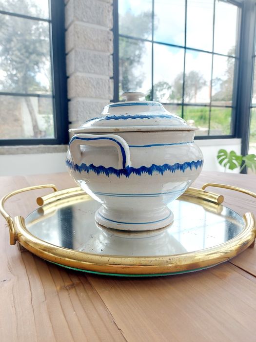 Antiga terrina do século XIX, possivelmente de Coimbra.