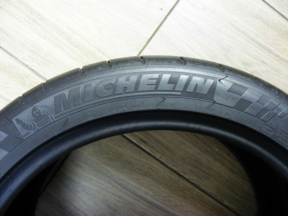 Літня гума 295/35/19 -2 шт.Michelin Pilot Super Sport.