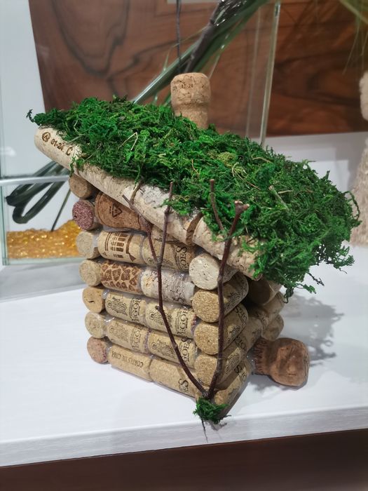 Casinha rústica com rolhas de cortiça