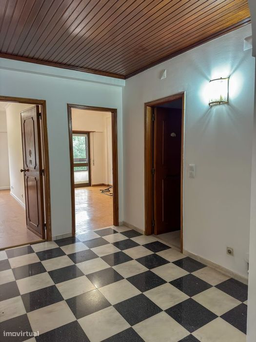 T2 com Terraço Grande, Garagem e Elevador