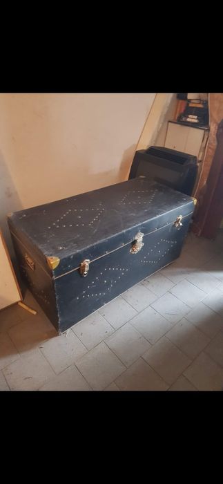 2 trunks, 1 travel suitcase, €6064739771679619121