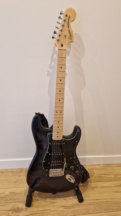 Kompletny zestaw gitarowy na start: Squier Stratocaster + Blackstar ID:Core V4 + Stojak + Akcesoria