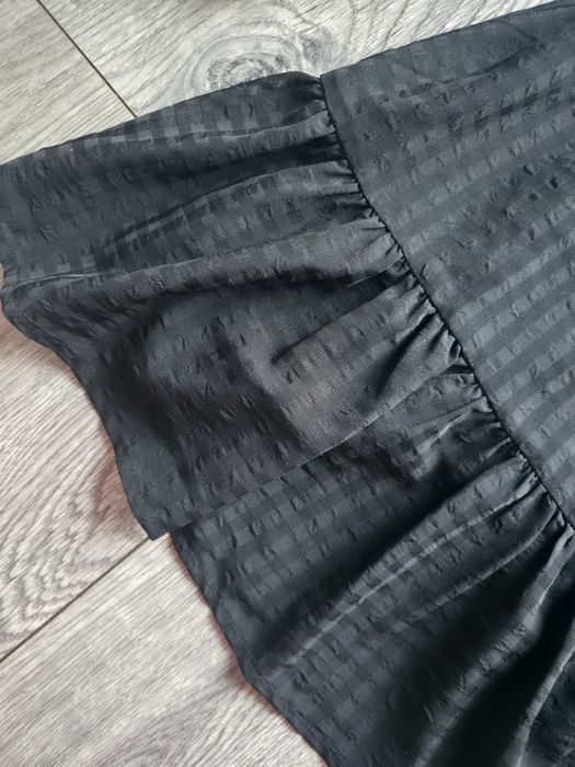 Sukienka z wycięciem pod biustem i wiązanym dekoldem, bufiaste rękawy