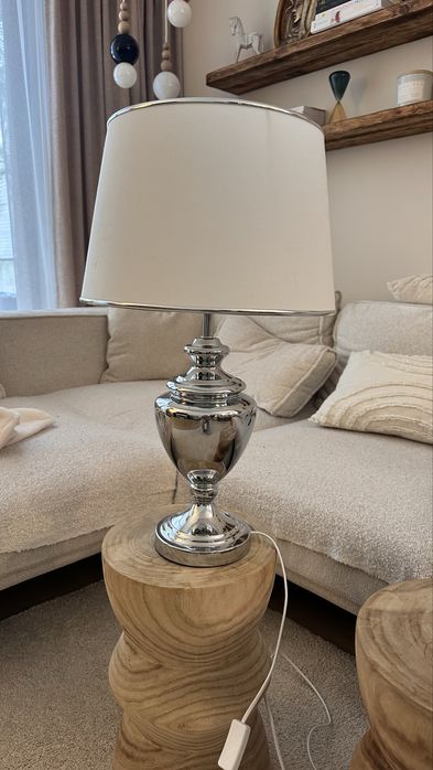 Lampa stołowa z bialym abażurem