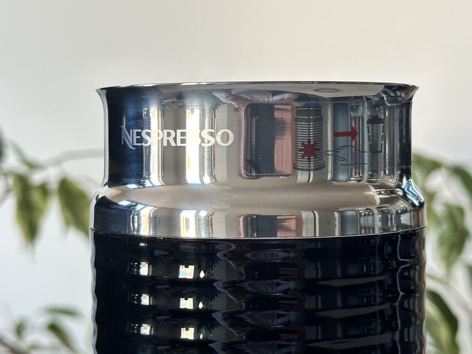 Капсульна кавоварка Nespresso Pixie Titan + Капучинатор