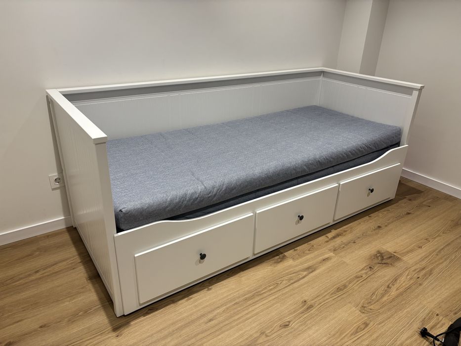 Sofa cama hemnes (ikea), com 3 gavetas e 2 colchões, Branco