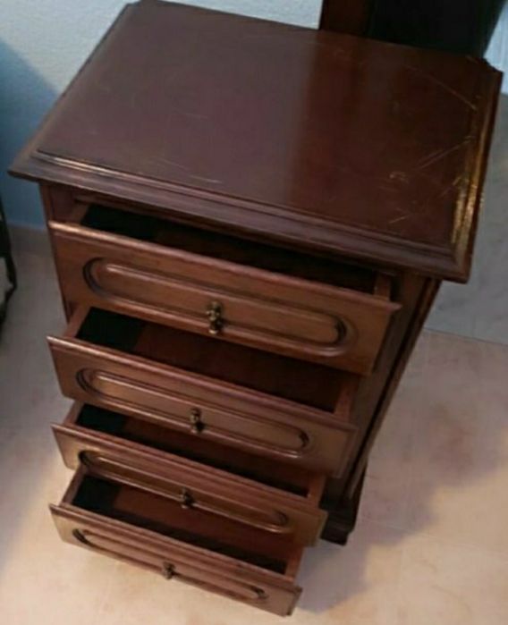 Cama de casal com duas mesas de cabeceira e estrado de ripas