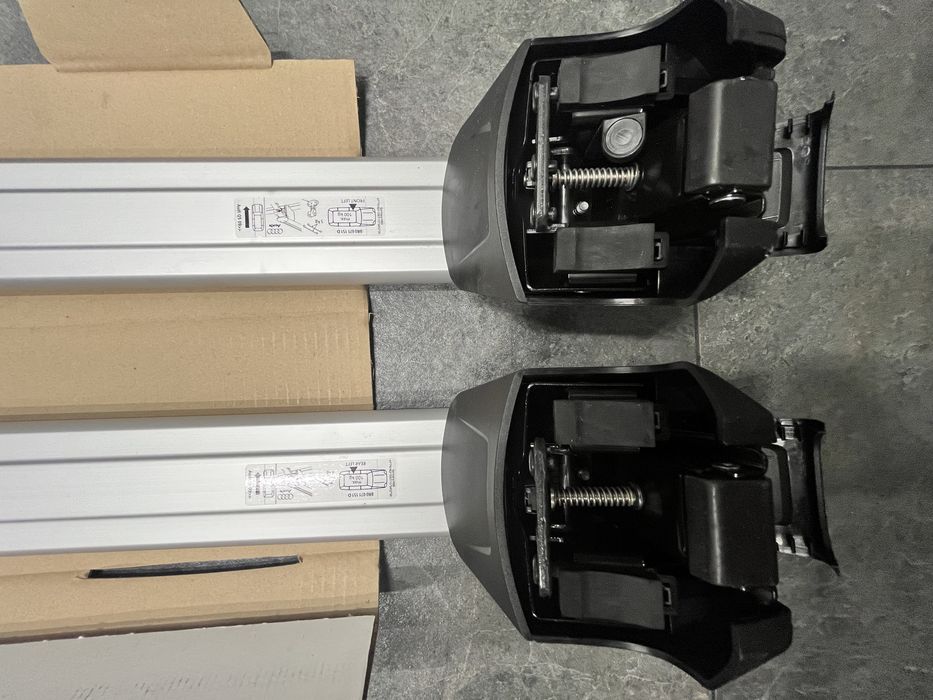 Оригінальне кріплення поперечини на дах автомобіля Audi Q5 09