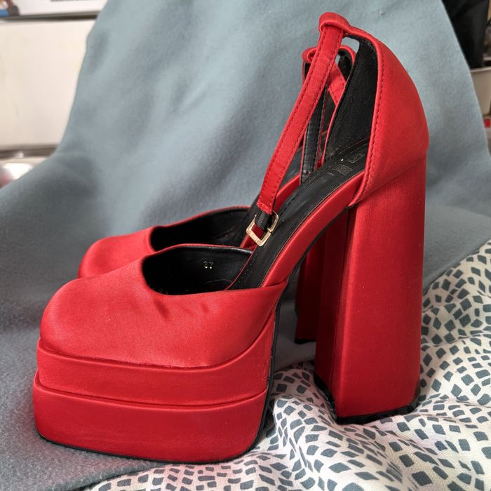 Czerwone wysokie buty na platformie