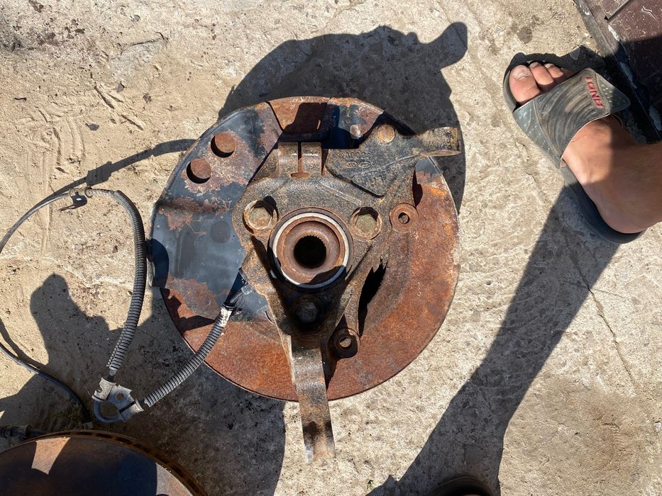 Продам цапфу до кіа карнівал в зборі тормозний діск 2 права і ліва