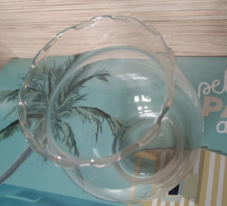 Szklany wazon z falbanką, tak zwana Falka  wysokość 13 cm