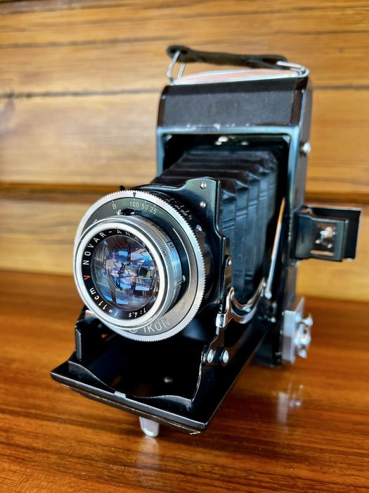 Antiga maquina fotografica Zeiss ikon Ercona1