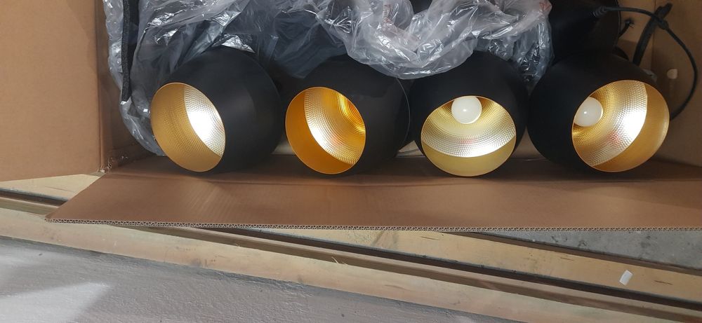 Lampy czarne ze złotem na żarówkę