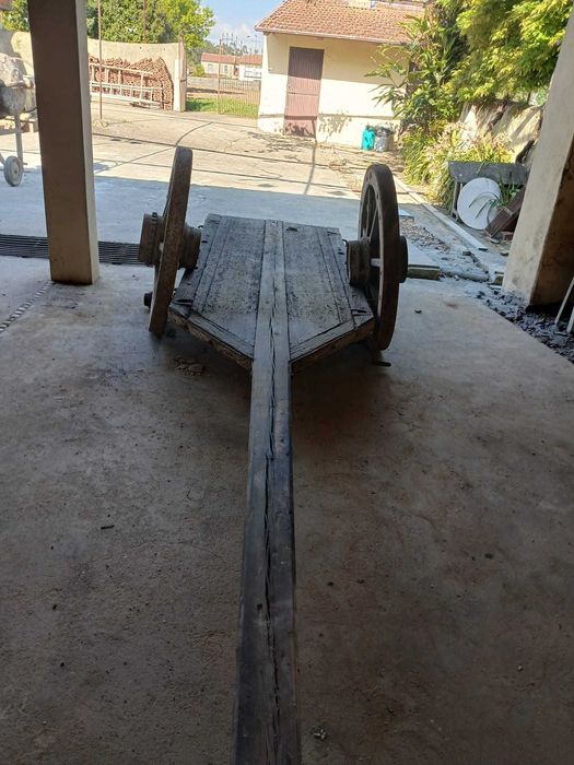 Carro de Bois Antigo, em bom estado.