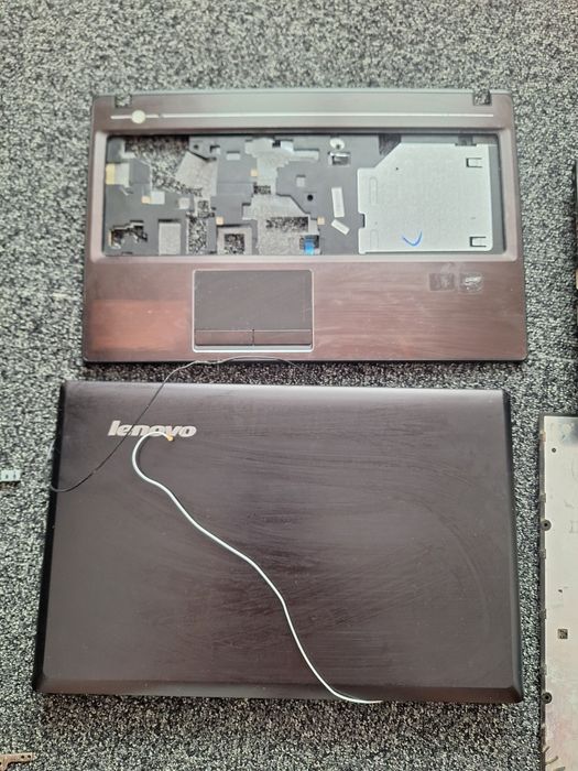 Sprzedaję obudowę Lenovo G580 w całości.