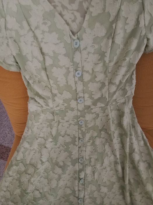Vestudo midi ,verde claro, tecido " lavrado" não  amarrota M/L..Impecável