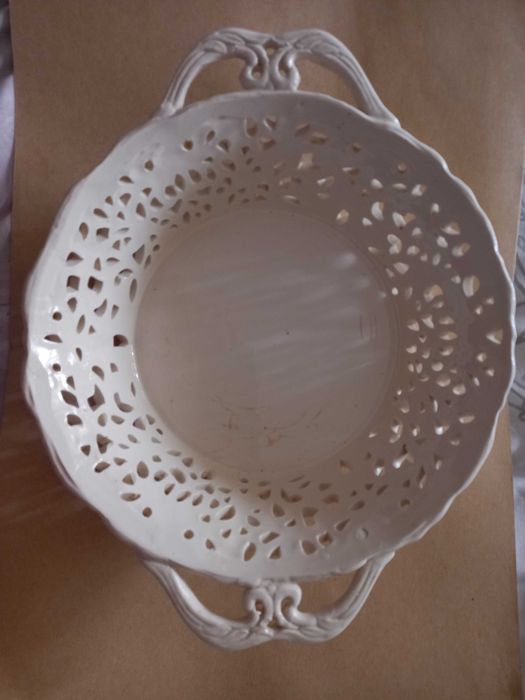 Taça manufaturada com rendilhado com asas muito antiga