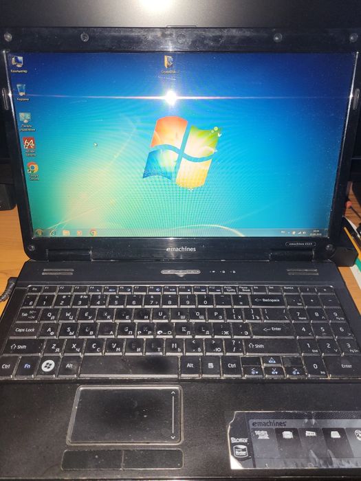 Ноутбук eMachines E525-572G16Mi — бюджетний ноутбук бренду eMachines (Acer), модель KAWF0