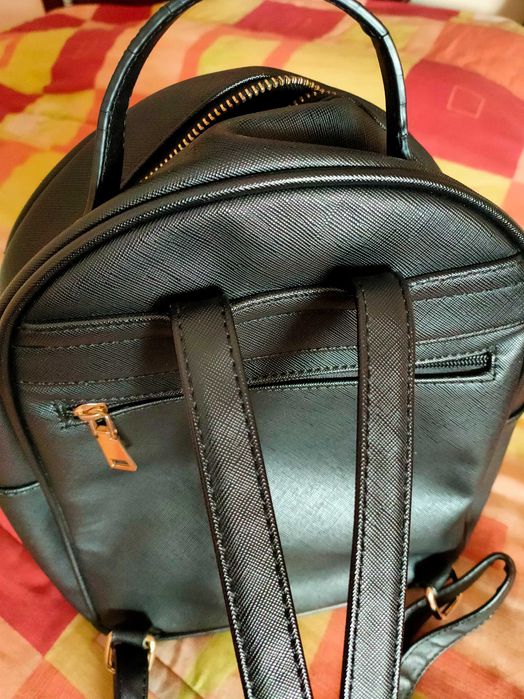 Mochila preta com muito pouco uso
