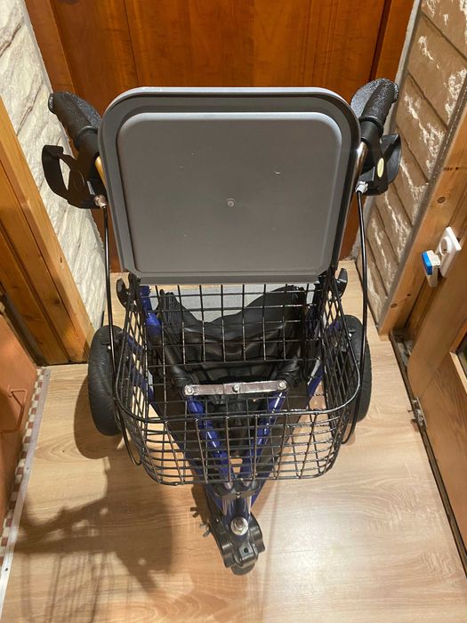 Wózek na zakupy i chodzik dla osoby starszej