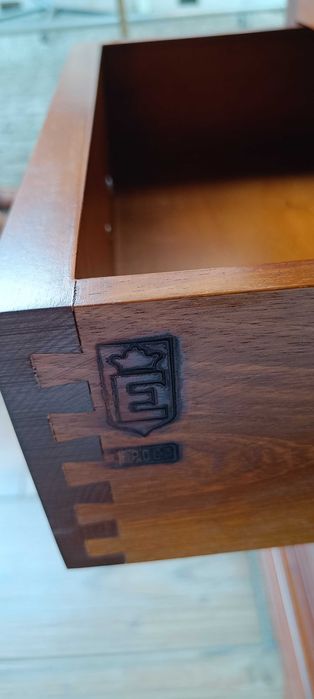 Cama, estrado, colchão e mesinha