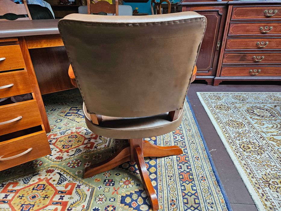 Cadeira vintage, rotativa - Muito bom estado geral