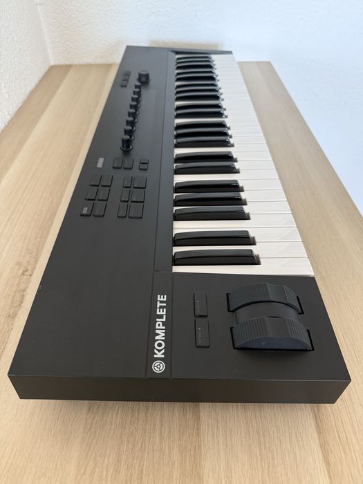 Teclado Komplete Kontrol A49