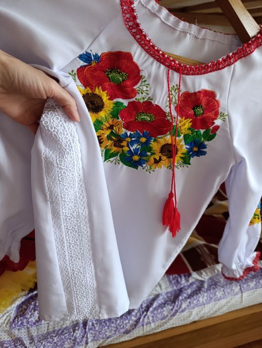 Вишиванка. Вишиваний костюм. Вишиванка і спідниця.