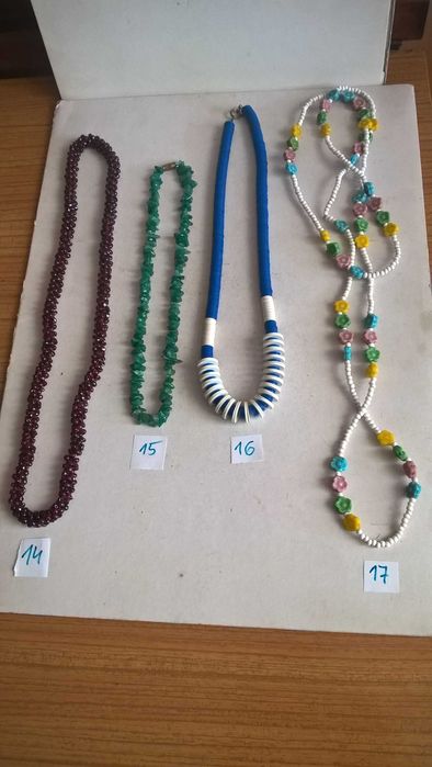 wisiorki , korale i broszki PRL