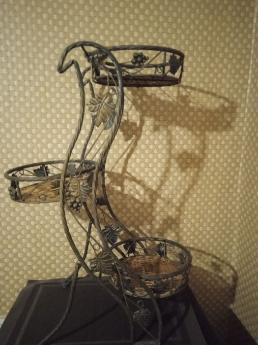 Кована підставка под квіти