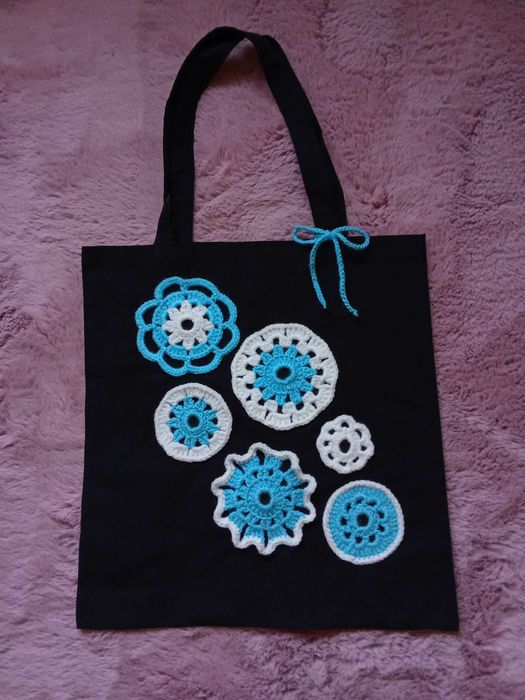 Tote bag em tecido e flores em crochê