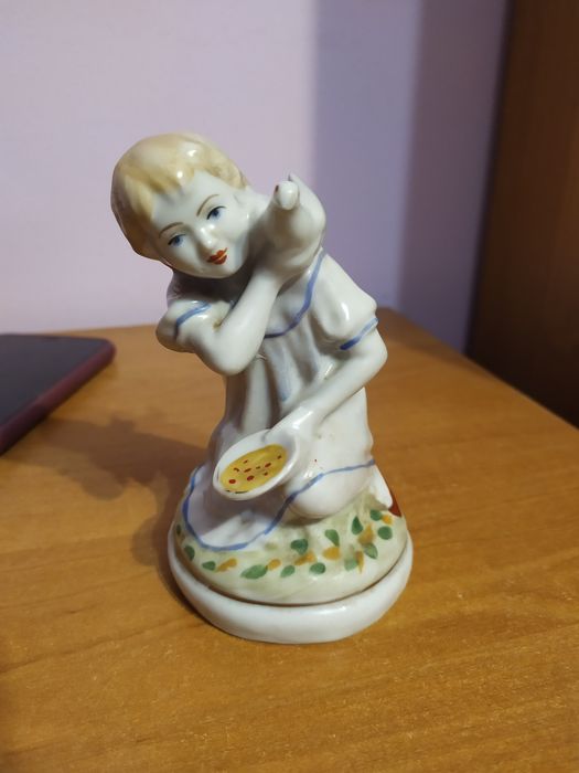 Статуэтка Девочка с голубем