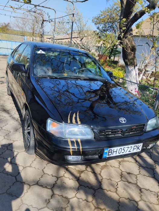 Продаю Тойота  Каріна є